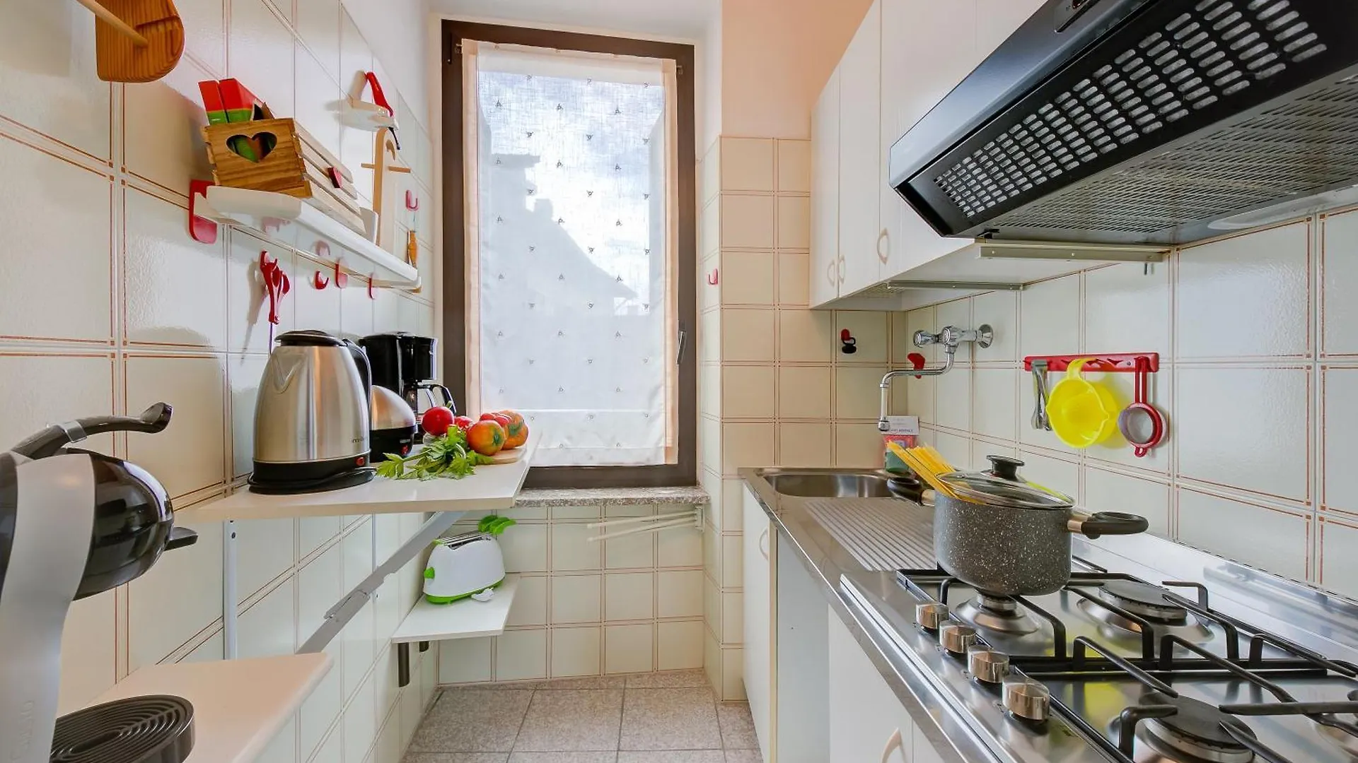 Apartment Al Peveri - Private Parking & Near Lake - Happy Rentals Toscolano Maderno Italy
